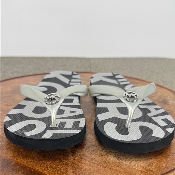 Michael Kors Sandals Wm 10 Signature Black White Logo Flip Flop Thong Beach Dorm - Picture 2 of 11